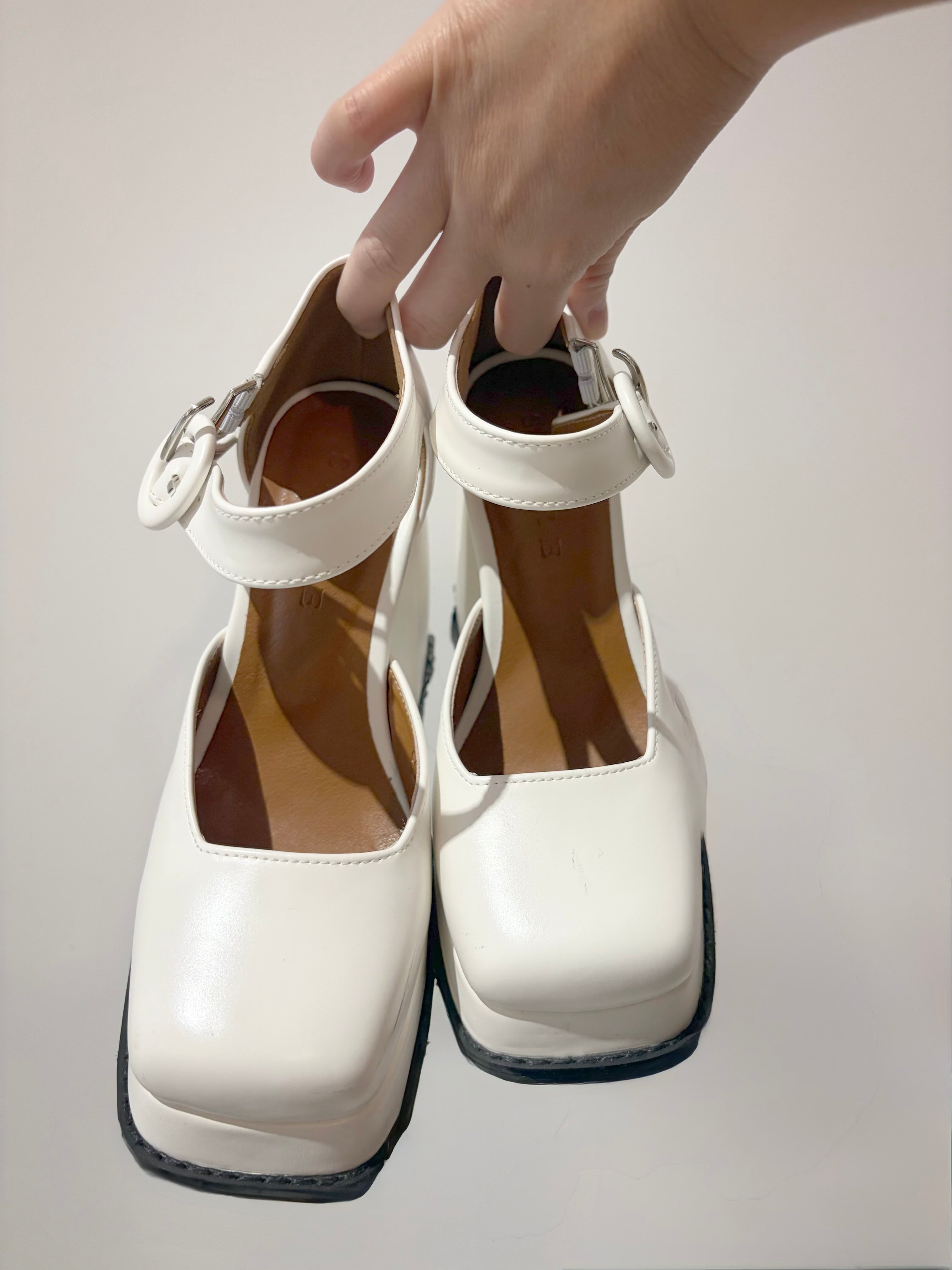 ⁠【ERROR.】Square Toe Platform Pumps / White